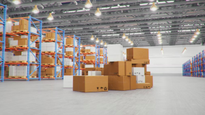 Centro de distribución logístico con estanterías altas y personal operando montacargas, simbolizando tipos de almacén en logística